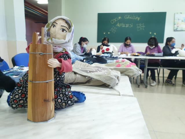 Atık kumaşları süs eşyasına dönüştürüyorlar